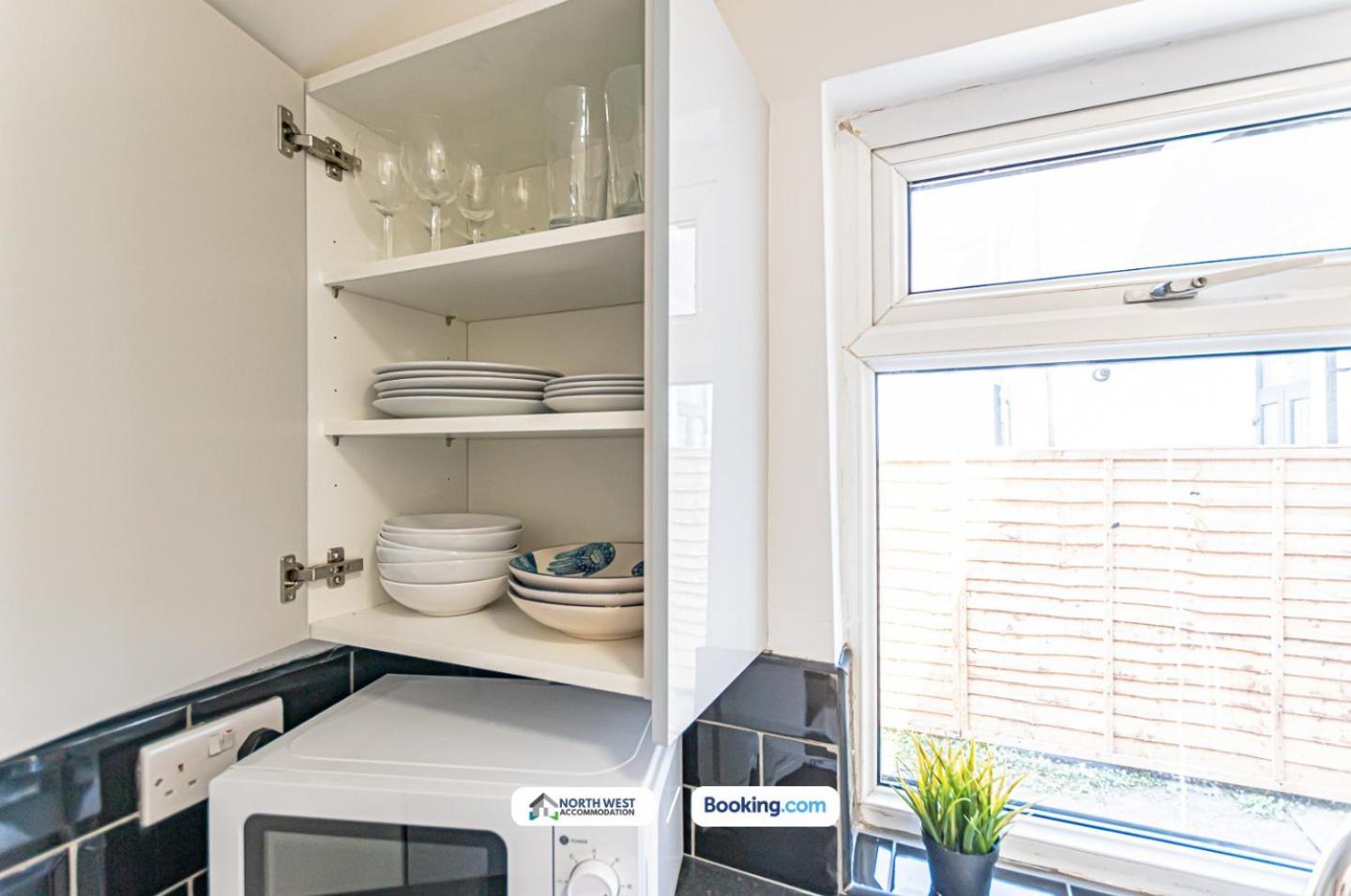 Modern 3Br House In Ince Ideal For Contractors & Long Stays Wigan Exterior photo
