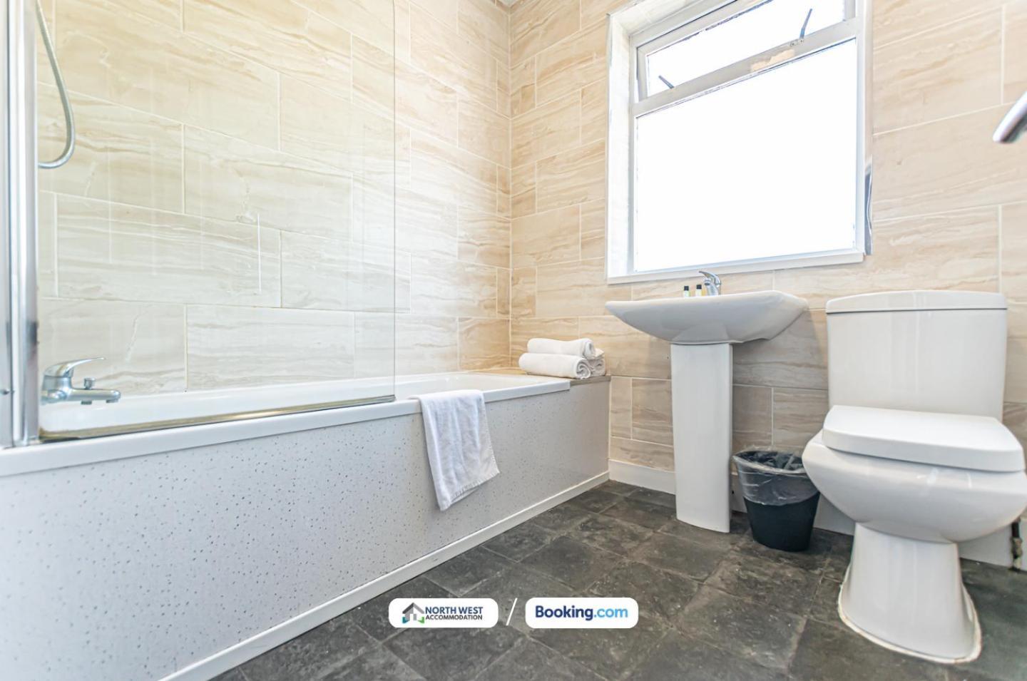 Modern 3Br House In Ince Ideal For Contractors & Long Stays Wigan Exterior photo
